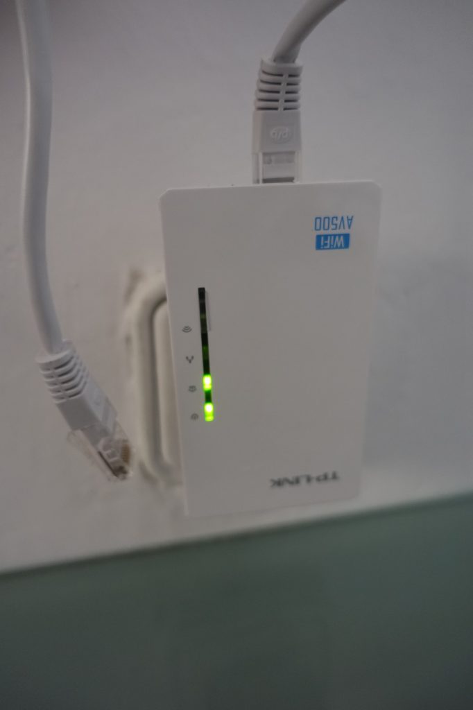 Ein Powerline WLAN hinterm Bett